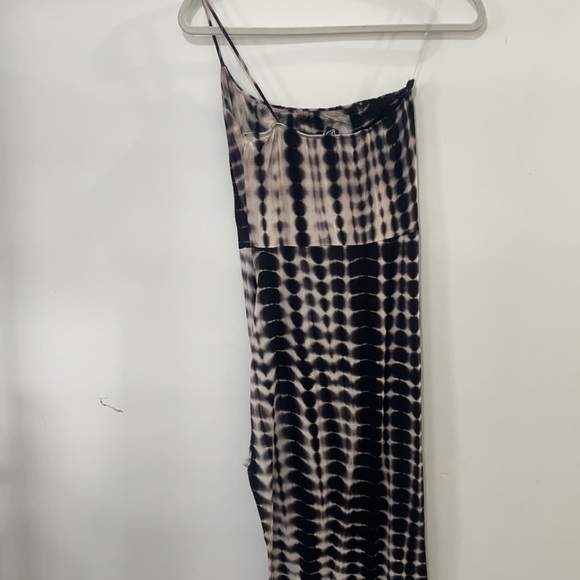 Asymmetrical side slit one shoulder strap dress - Picture 3 of 4